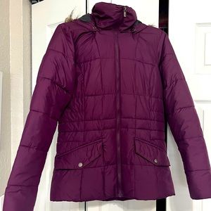 Columbia winter jacket. Great condition. Size XS. Faux fur detachable hood.